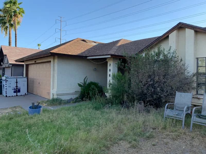 Hoarder home on 34th Street in Phoenix before purchase by Highest Cash Offer